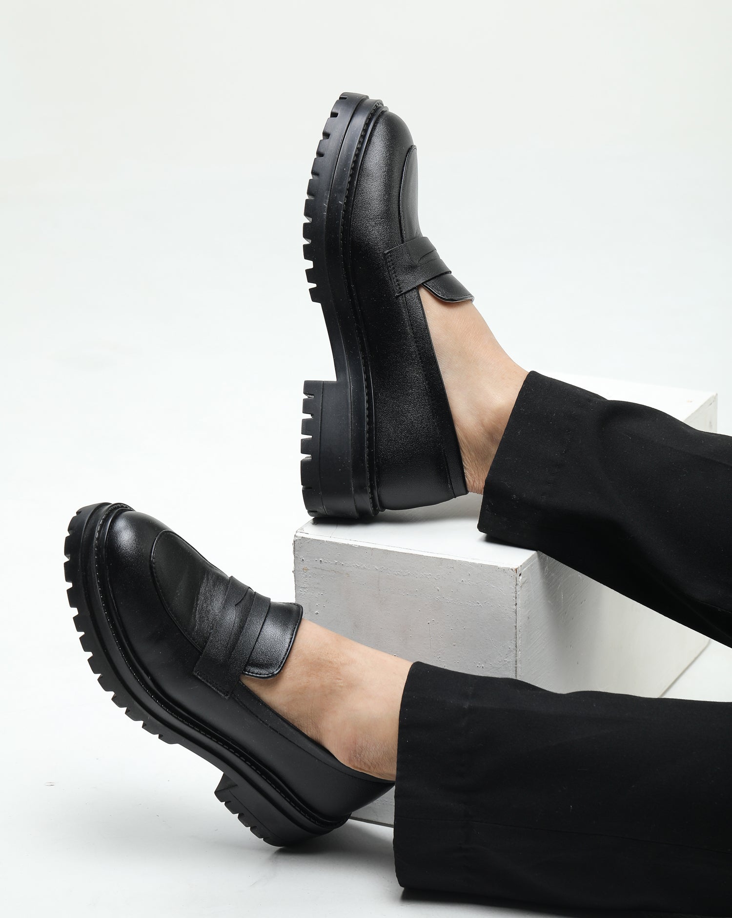 Women Round Toe Slip-On Loafers