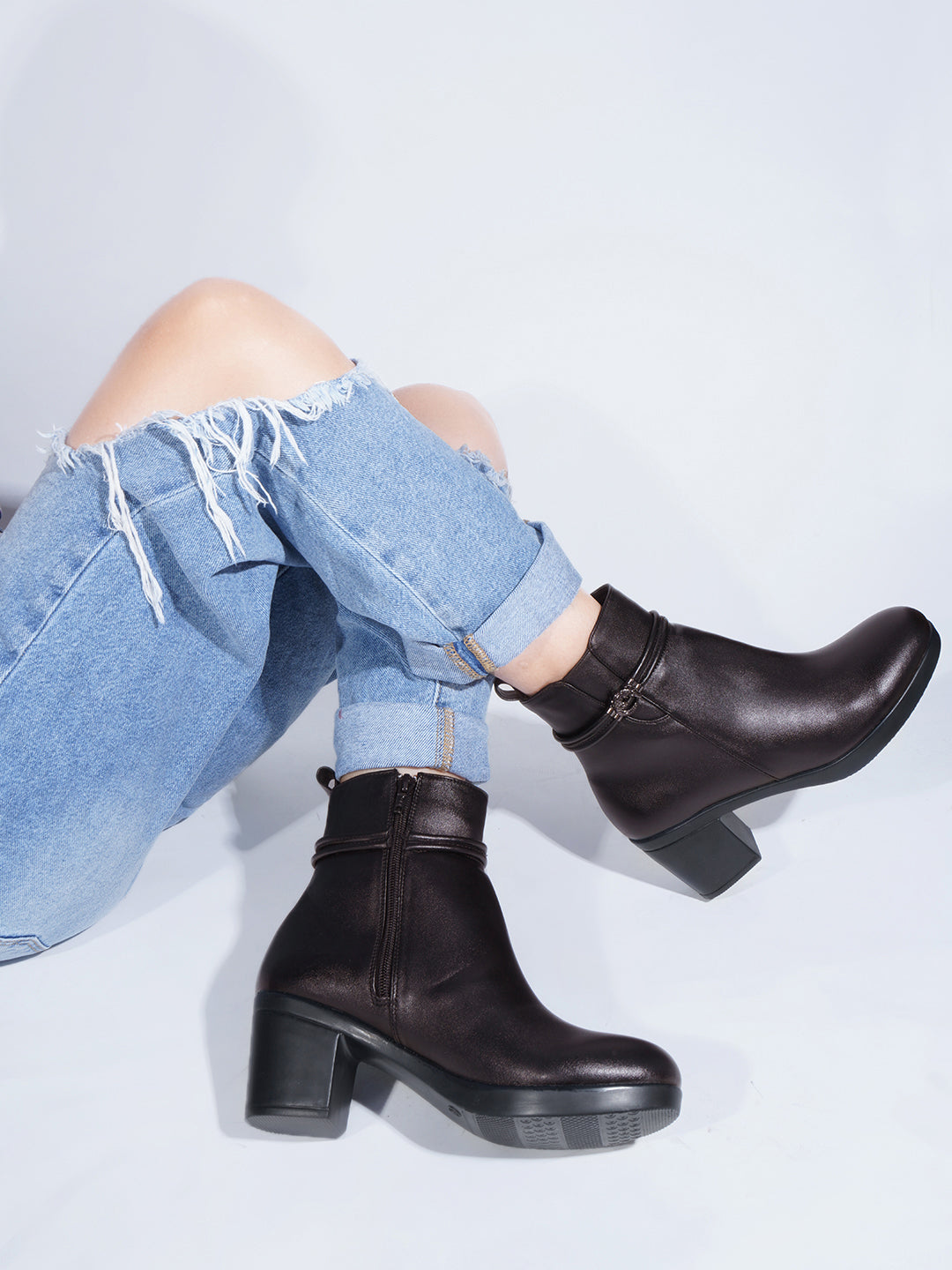 Black Solid Block Heel Ankle Boots